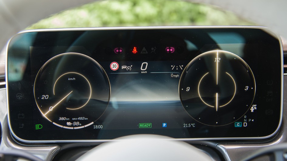 Mercedes EQE SUV Foto vom Tacho ohne Hyperscreen. Anzeige im Modus "dezent"