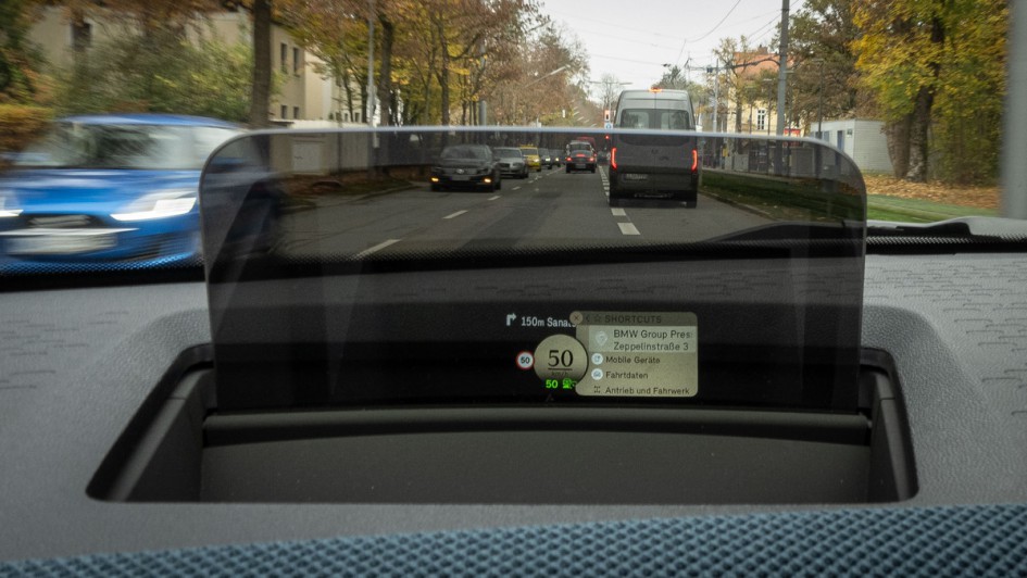 Ausklappbares Head-up-Display im Mini Countryman D (U25)