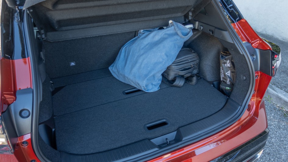 Kofferraum des Nissan Qashqai e-Power mit innenliegender Jeans-Tasche