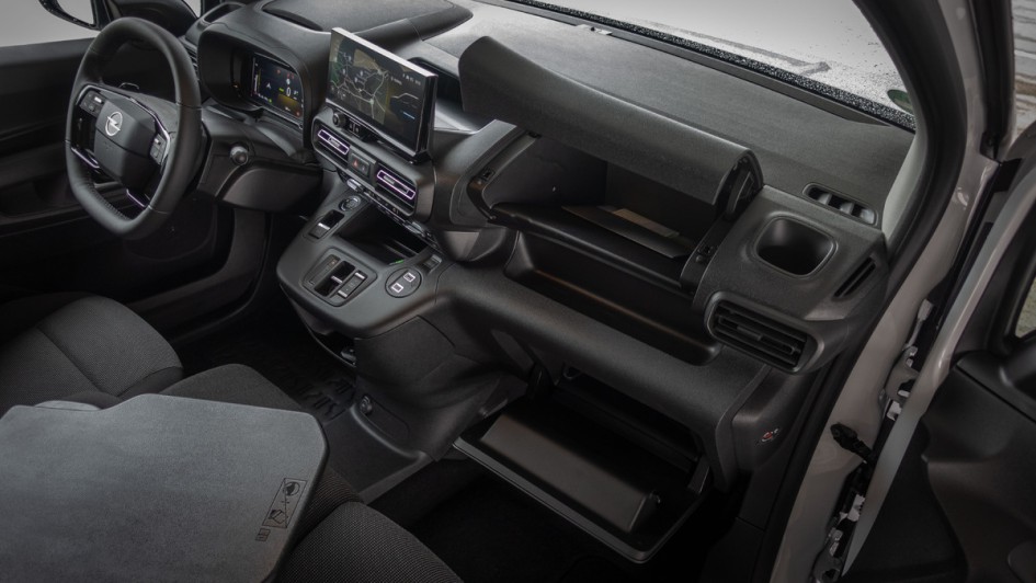 Opel Combo Electric (2024) klappbarer Mittelsitz mit Tisch-Funktion