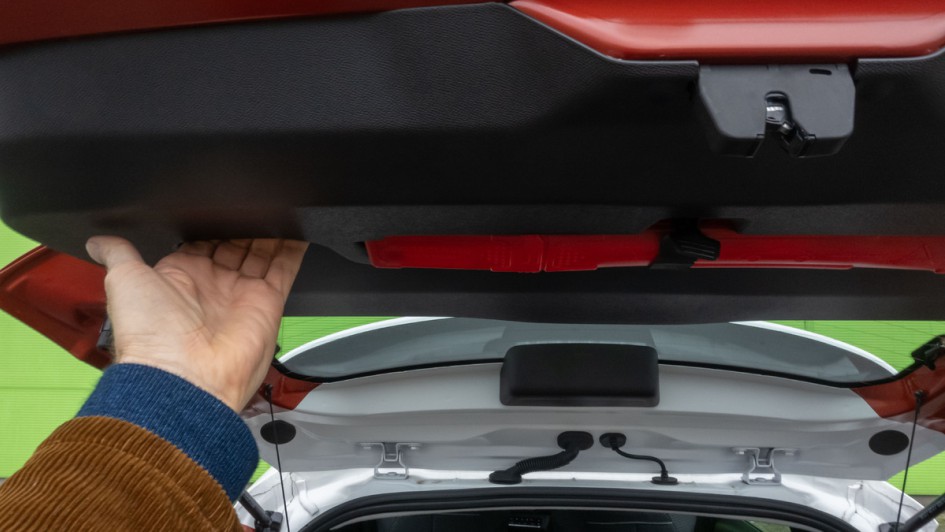 Griff an der Innenseite der Heckklappe des Opel Frontera