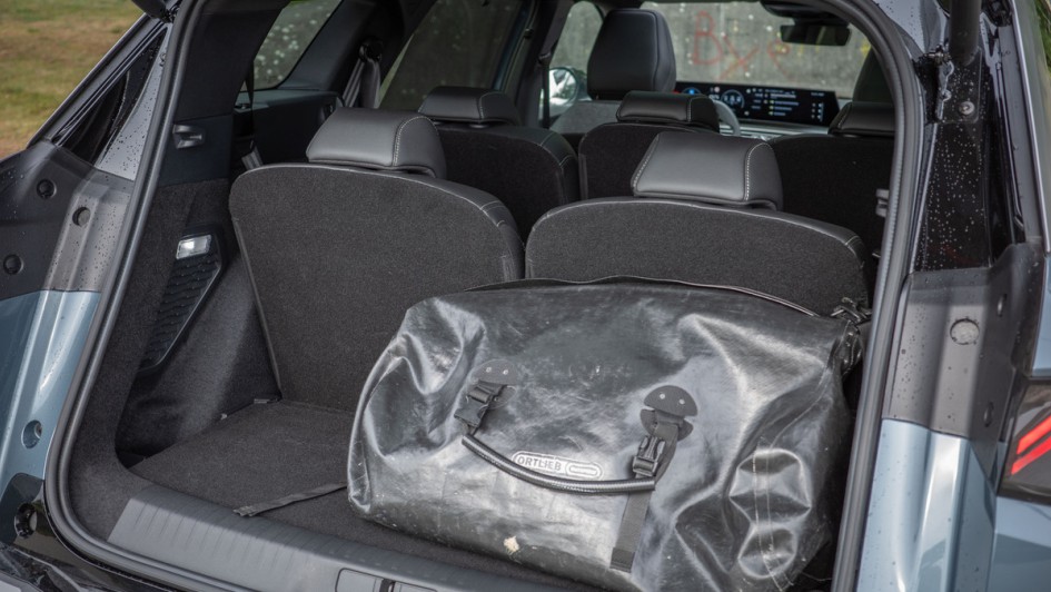Schwarze Ortlieb-Tasche-Sporttasche im Heck des 5008 bei Siebensitzbestuhlung