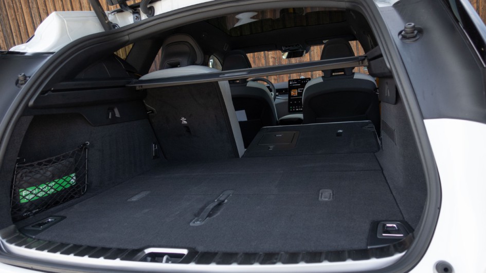 Foto des halb umgeklappten Kofferraums im Polestar 3