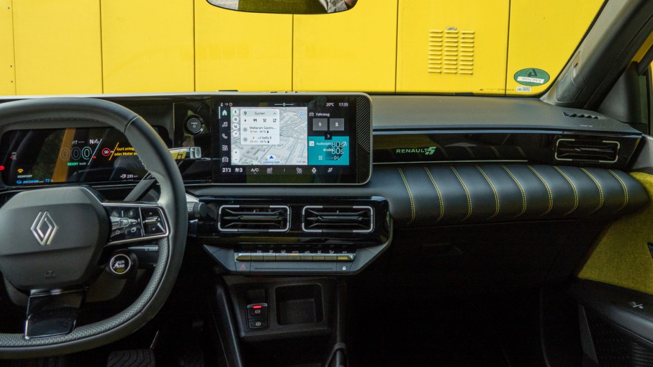 Foto des gesamten R5-Cockpits, aufgenommen aus dem Fond