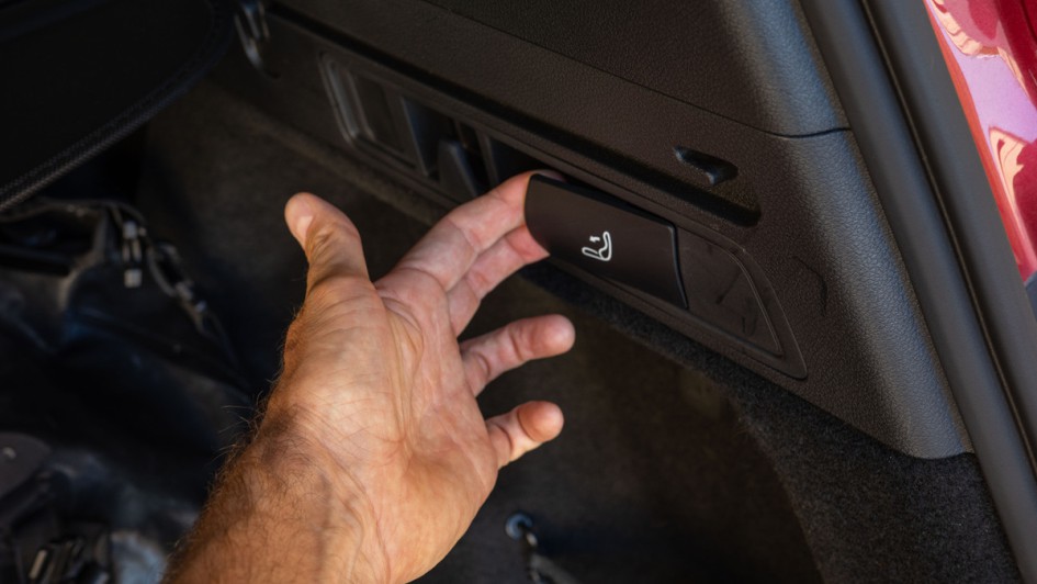 Foto von Hand, die gerade den Hebel für den Umklappmechanismus der Rückenlehne im Smart #5 bedient