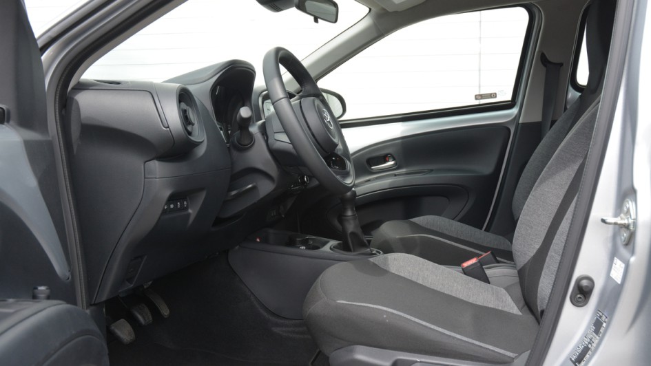 Toyota Aygo X Vordersitze von der fahrerseite aus