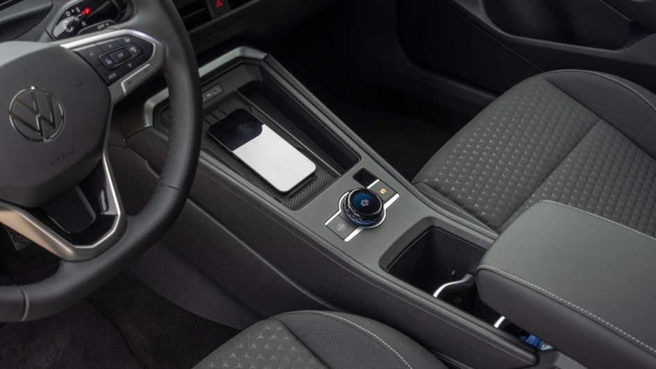 Mittelkonsole mit induktiver Ladeschale im VW T-Roc 2026