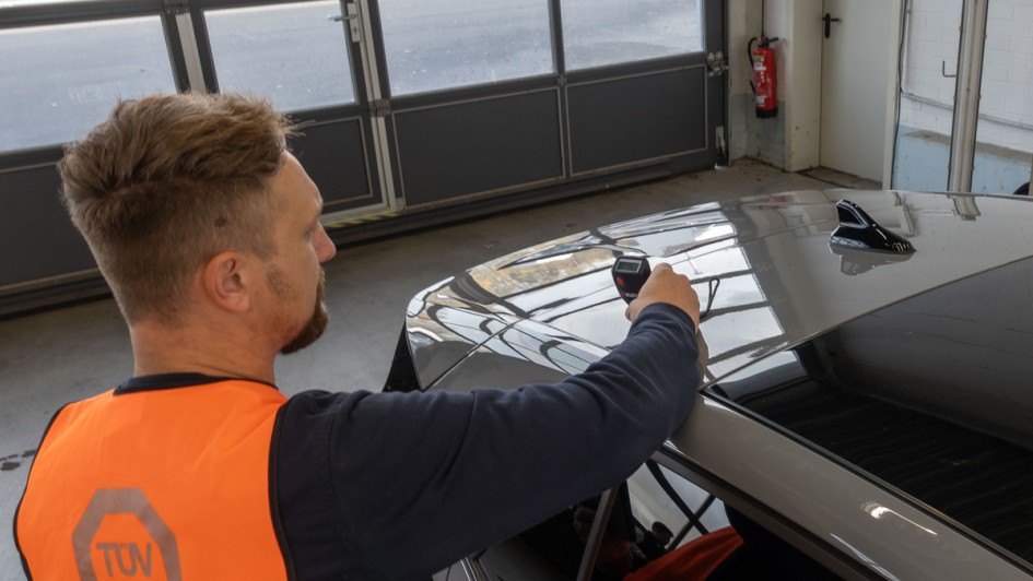 Prüfung der Lackdichte auf dem Dach des Cupra Born mit speziellem Messgerät