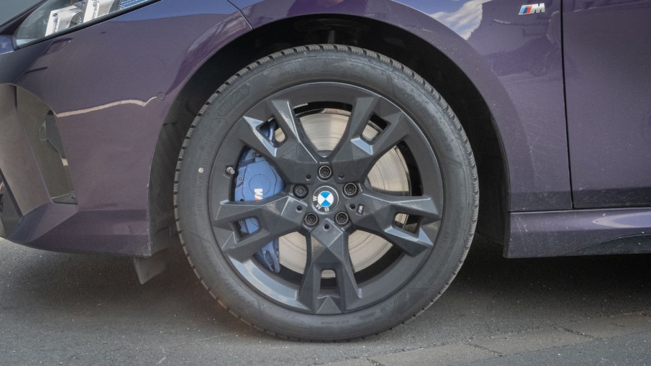 Detailfoto der blau lackierten M-Sportbremse im BMW 120d