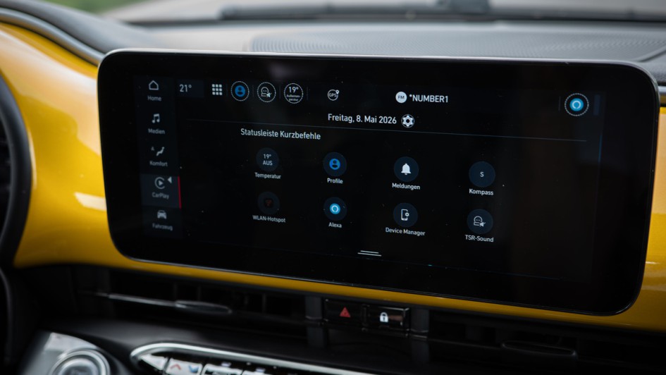 Detailfoto vom Infotainmentsystem des Fiat 500 Hybrid