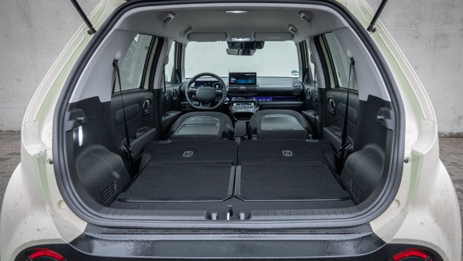 Foto durch die geöffnete Kofferraumklappe mit komplett umgelegten Sitzen inklusive Fahrersitz.