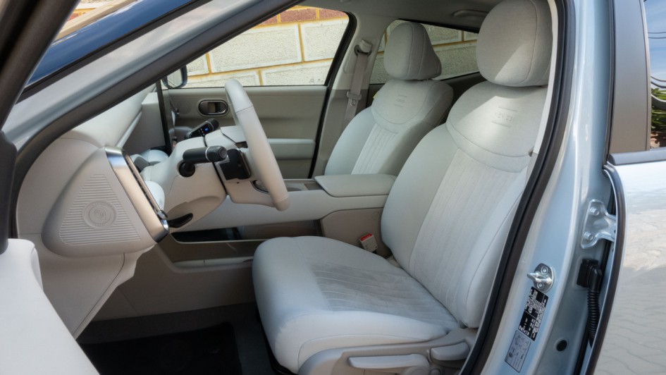 Mit hellem Stoff bezogene Sitze im Hyundai Ioniq 3