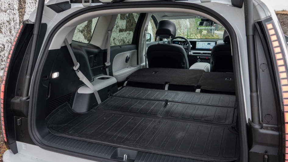 Riesiger Kofferraum mit komplett umgeklappten Sitzlehnen im Hyundai Ioniq 9