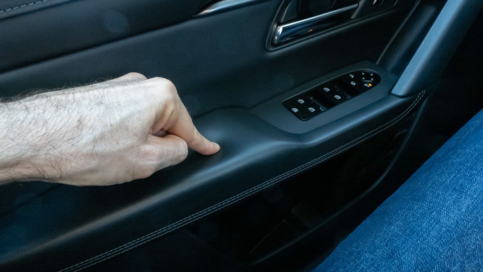 Weiche Armauflage in der Türverkleidung des CX-5, visualisiert durchs Reindrücken ins Polster mit dem Zeigefinger