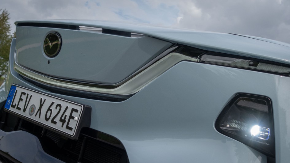 Frontmaske des Mazda CX-6e im Detail fotografiert