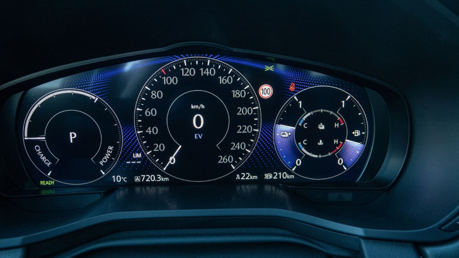 Foto vom Kombiinstrument im Mazda CX-80 mit großer Schrift