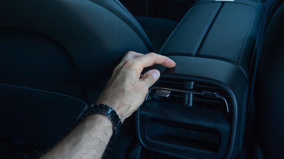 Foto der fehlenden Luftausströmer am Ende der Mittelkonsole.