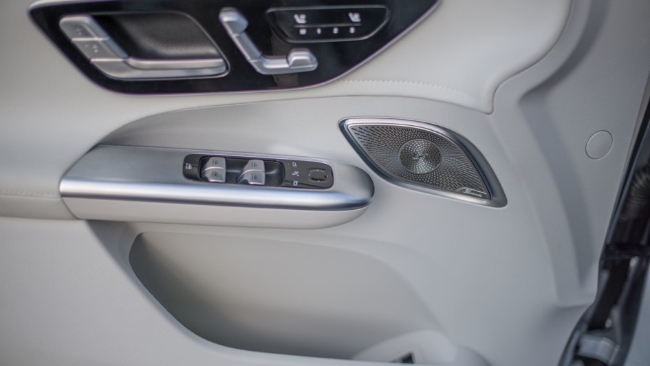 Mercedes EQE SUV mit Burmester-Soundsystem, Foto von der Türverkleidung mit Burmester-Abdeckung in Aluminium