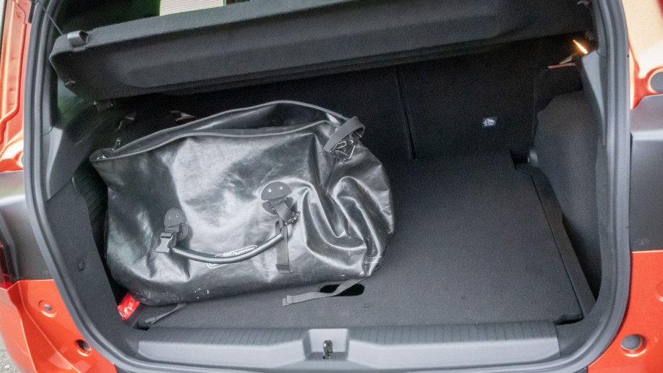 Kofferraumfoto vom Opel Frontera mit Ortlieb-Tasche i schwarz 