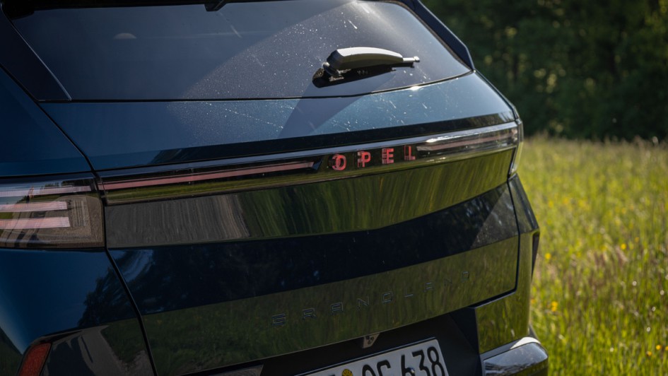 Detailfoto des illuminierten Opel-Schriftzugs am Heck des Opel Grandland Hybrid
