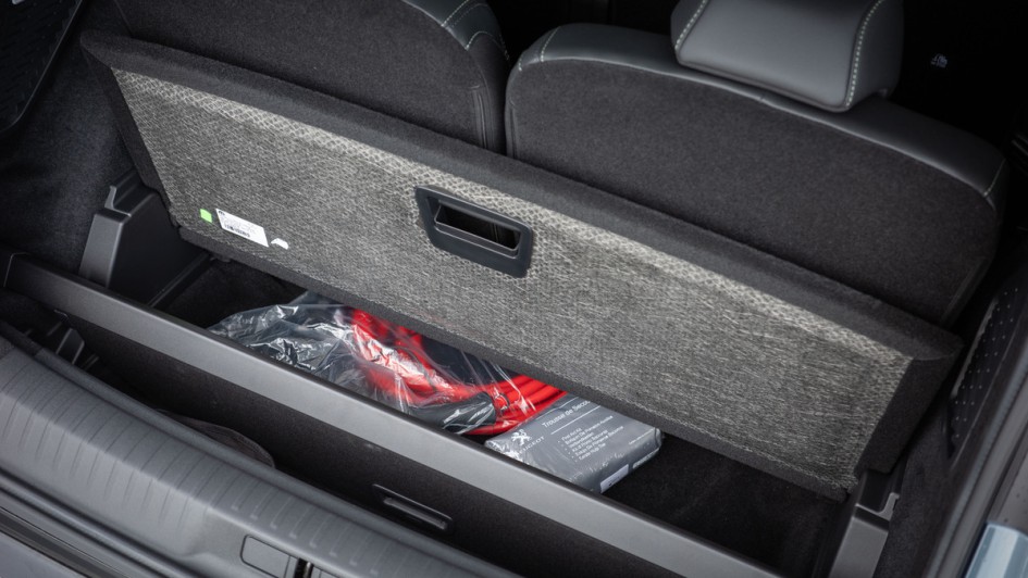 Unterbodenfach im Peugeot E-5008 mit darin eingelegtem Gepäckrollo