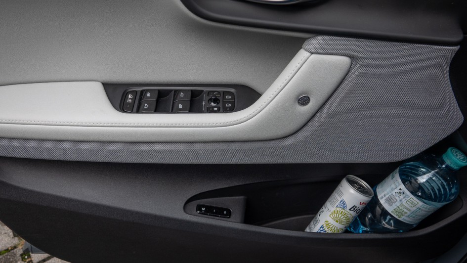 Türverkleidung des Polestar 2 mit Fensterhebern