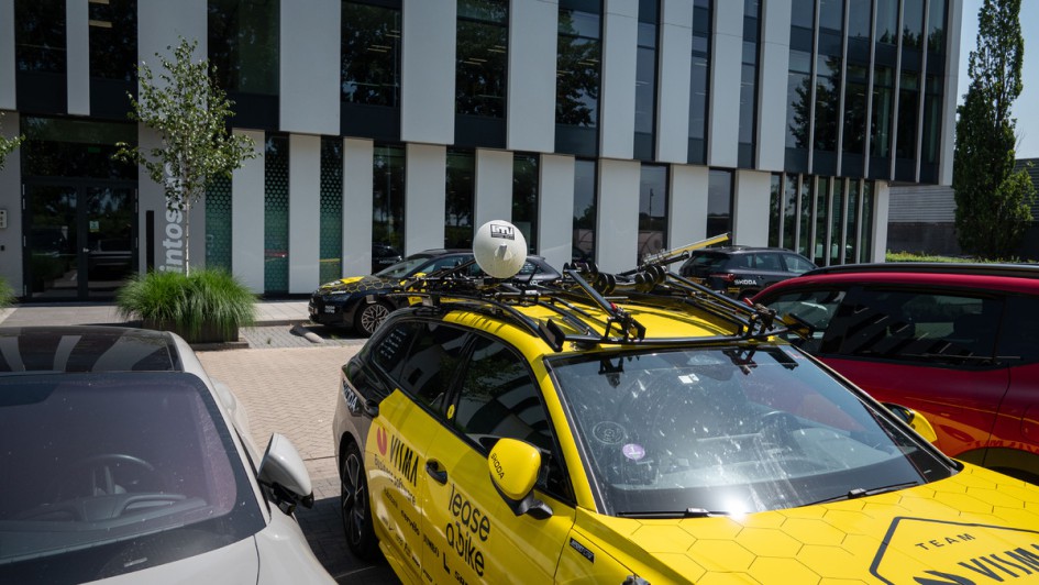Detailaufnahme eines Skoda Octavia Combi mit Fahrradträger und Satellitenanlage auf dem Fahrzeugdach