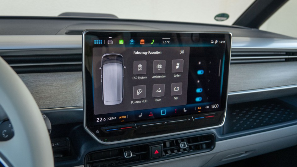 Selbst angelegte Kurzwahltasten sind auch durchs Runterziehen des Bildschirmrandes in der Mitte oben (der kleine Balken über der Außentemperaturanzeige schnell erreichbar. Allerdings fehlen einige Punkte in der Auswahl-Übersicht.