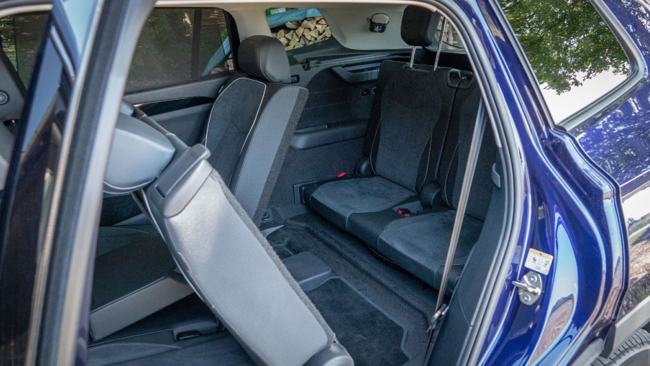 Einstieg auf Platz 6 und 7 im VW Tayron, fotografiert mit vorgeklappter mittlerer Lehne durch die linke Fondtür.