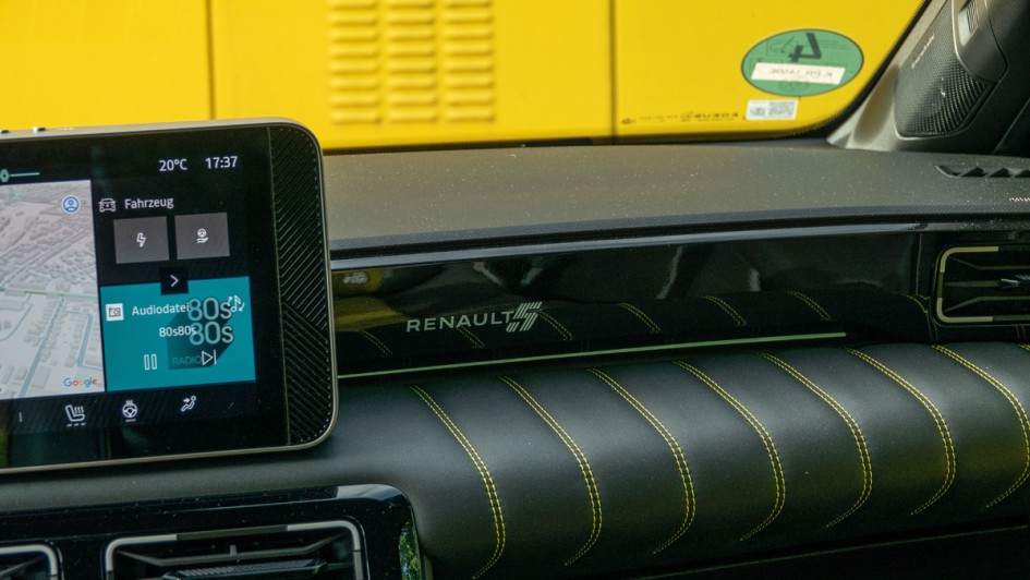 Renault 5-Schriftzug illuminiert im Armaturenbrett vor dem Beifahrer