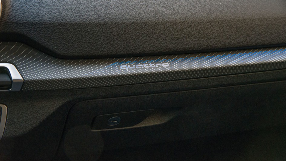 Audi SQ2 Dekorleiste mit blauer LED-Hintergrund-Beleuchtung