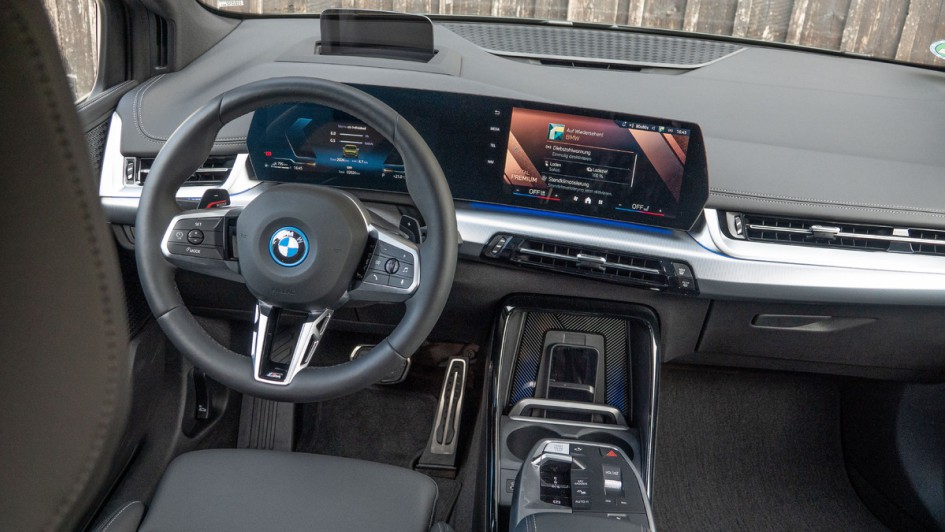 Foto vom gesamten Armaturenbrett des BMW 230e