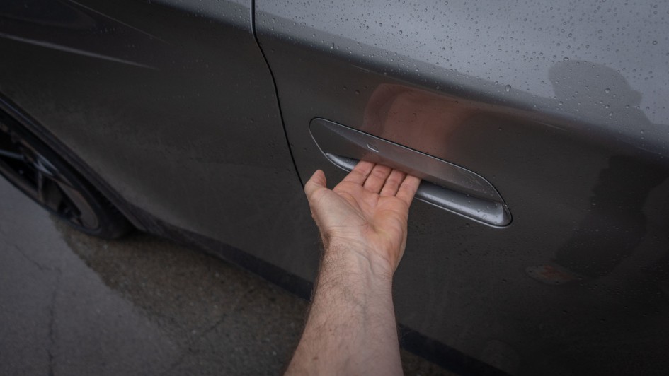 Cupra Tavascan VZ Türgriffe mit Hand daran