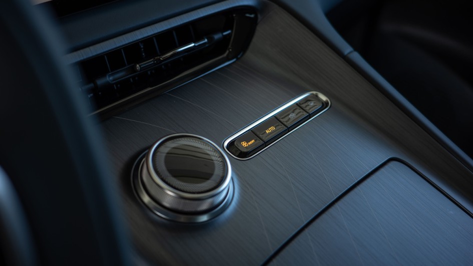 Drehdrücksteller auf Mittelkonsole im Geely E5 mit Zusatztasten für die Klimaregelung