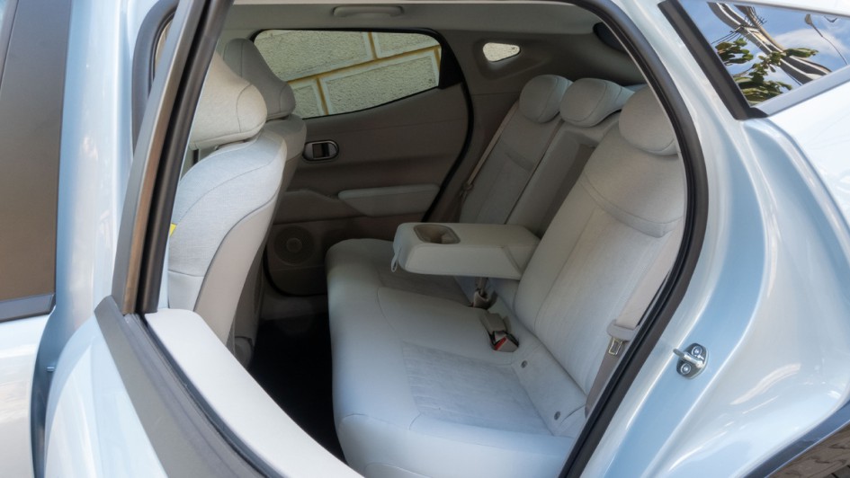 Zu sehen ist die Rückbank im Hyundai Ioniq 3 mit hellem Stoff bezogen