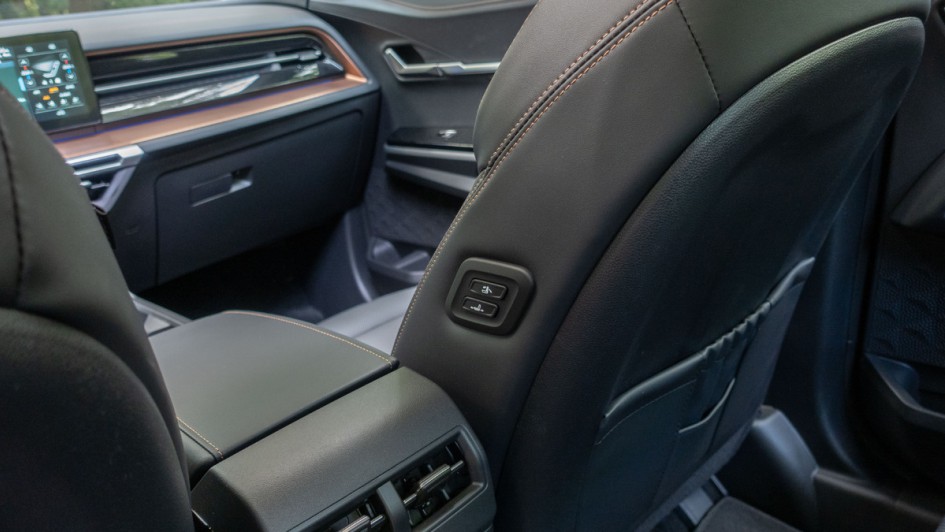 Foto der Bedientasten zum Verschieben des Beifahrersitzes vom Fond aus