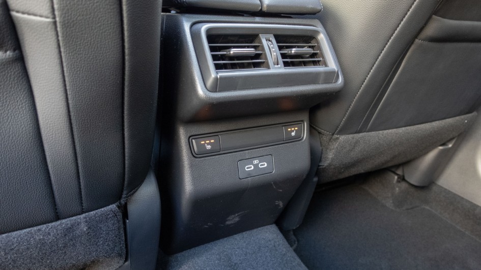 USB-C-Anschlüsse und Tasten für die Sitzheizung im Fond des Mazda CX-5