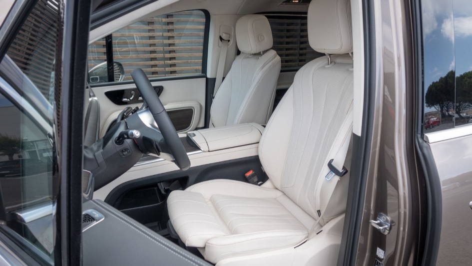 Vordersitz des Mercedes VLE 300 mit beigefarbenem Leder bezogen