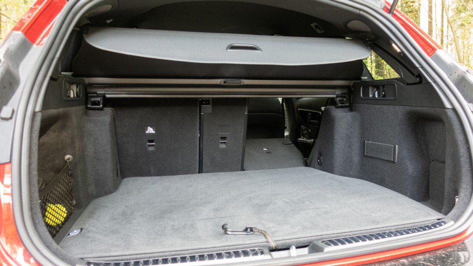 Mercedes C 220 d All Terrain in Patagonienrot Kofferraumfoto mit einseitig umgeklappter Rücklehne