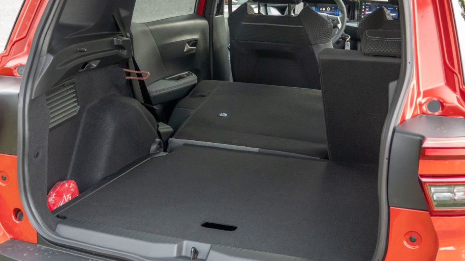 Komplett umgelegte Rücklehne im Opel Frontera-Kofferraum