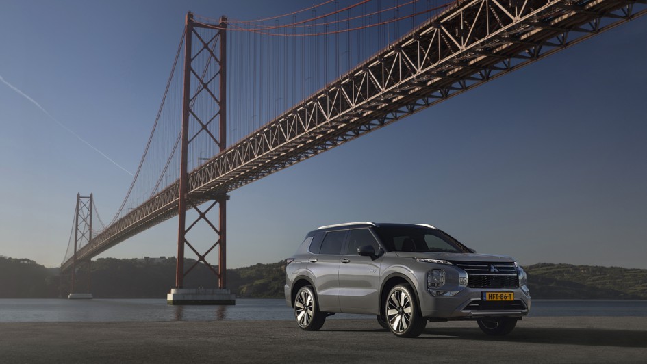 Outlander vor Hängebrücke in Lissabon