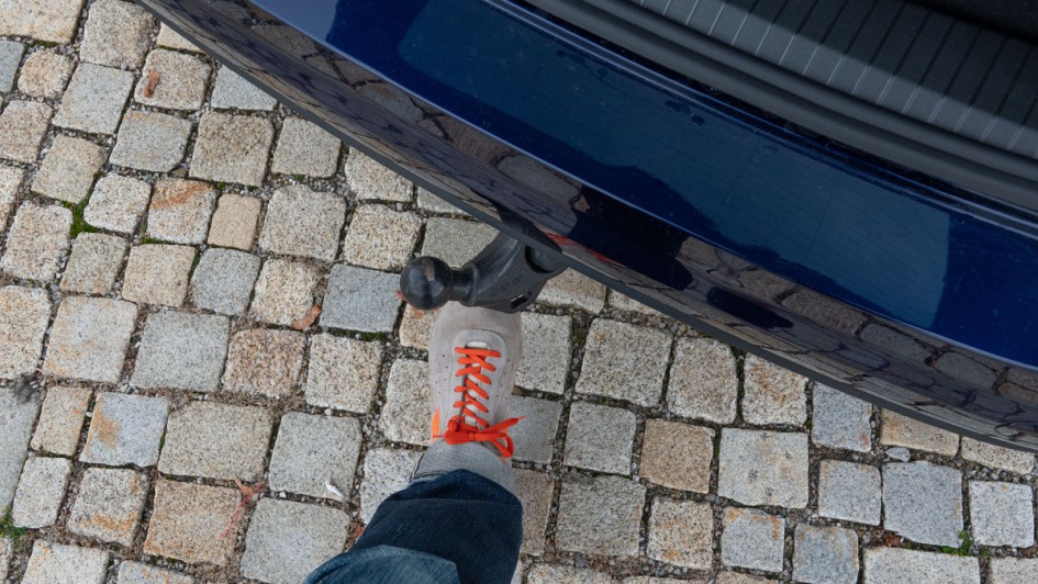 Die ausklappbare Anhängekupplung kann einfach mittels Fuß arretiert oder zurück in der Versenkung unter den Stoßfänger gebracht werden.