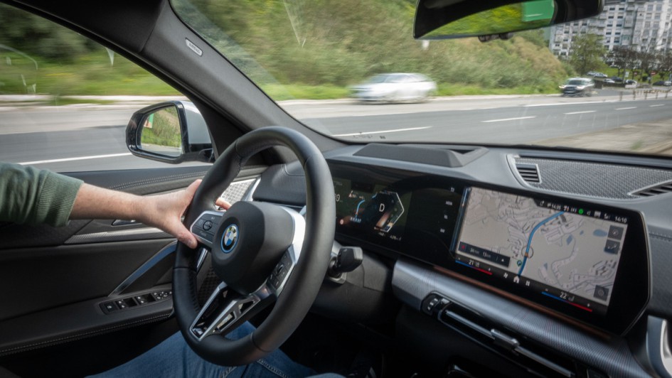 Aufnahme vom Innenraum des BMW iX2 während der fahrt