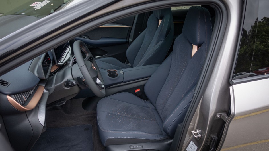 Cupra Tavascan VZ Sitze vorn mit Alcantara-ähnlichem Bezugstoff