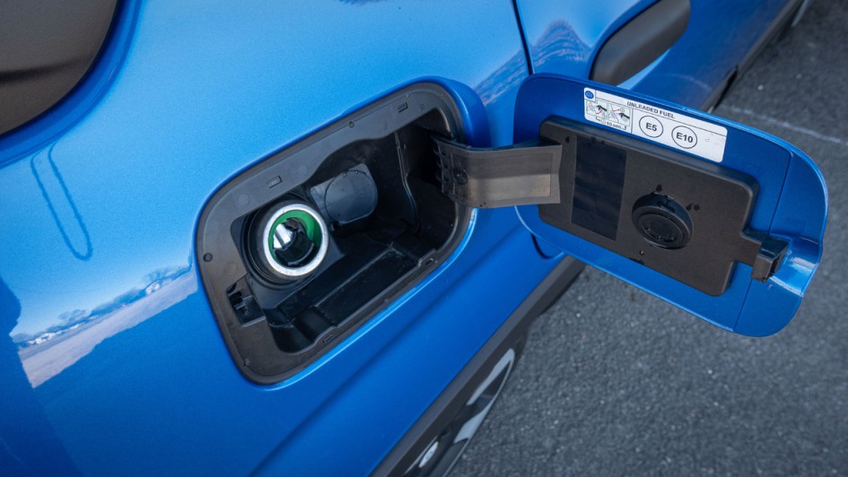 Tankdeckel mit integriertem Verschluss des Tankstutzens im Fiat Pandina   