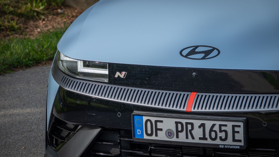 Details wie die geänderte Fronmaske identifizieren schnell das Sportmodell unter den Hyundai Ioniq 5-Modellen