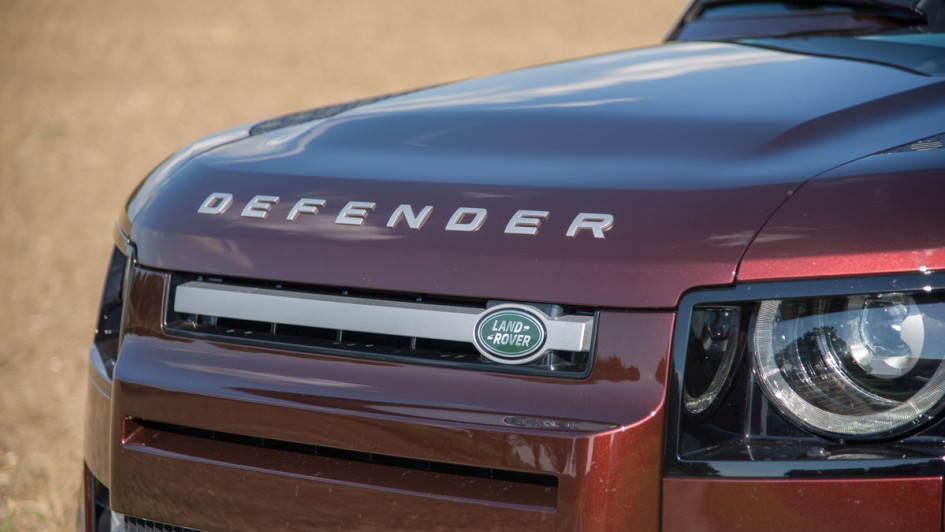 Foto von Defender-Motorhaube mit Schriftzug im Detail