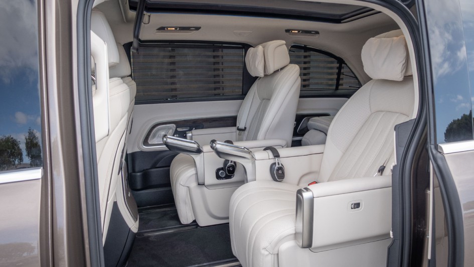 Luxuriöse Einzelsitzanlage im Mercedes VLE in der ersten Fondsitzreihe