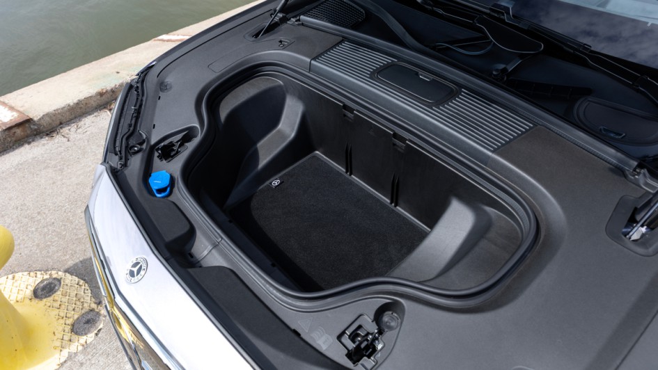 Foto vom Frunk im Mercedes C 400 4Matic elektrisch