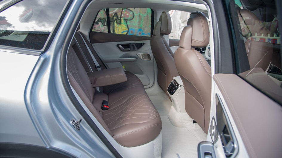 EQE SUV Rückbank mit braunem Leder bezogen